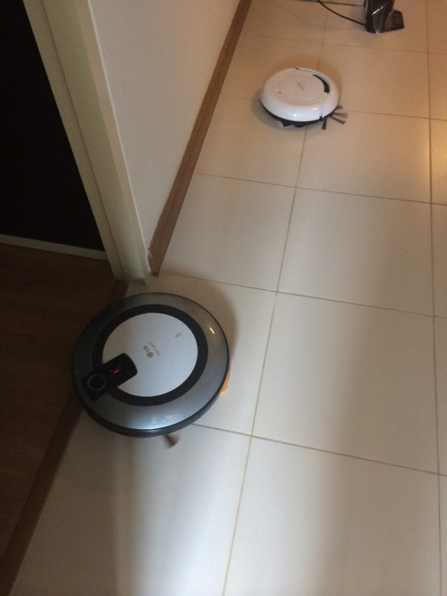 Autobot Mini Vacuum กับ LG HOM-Bot VR5906LM