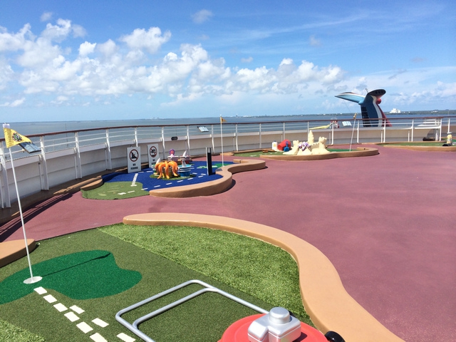 Disney-Cruise-Dream-Golf-Simulator-1