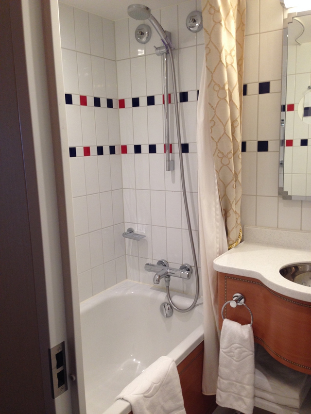 Disney-Cruise-Dream-Stateroom-Verandah-Bathroom1