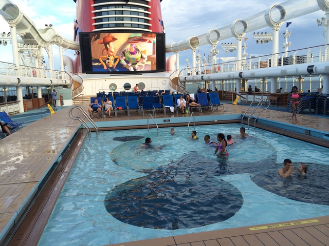 Disney-Cruise-Dream-Swimming-Pool-Children