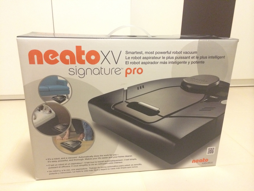 neato-xv-signature-pro-box-front
