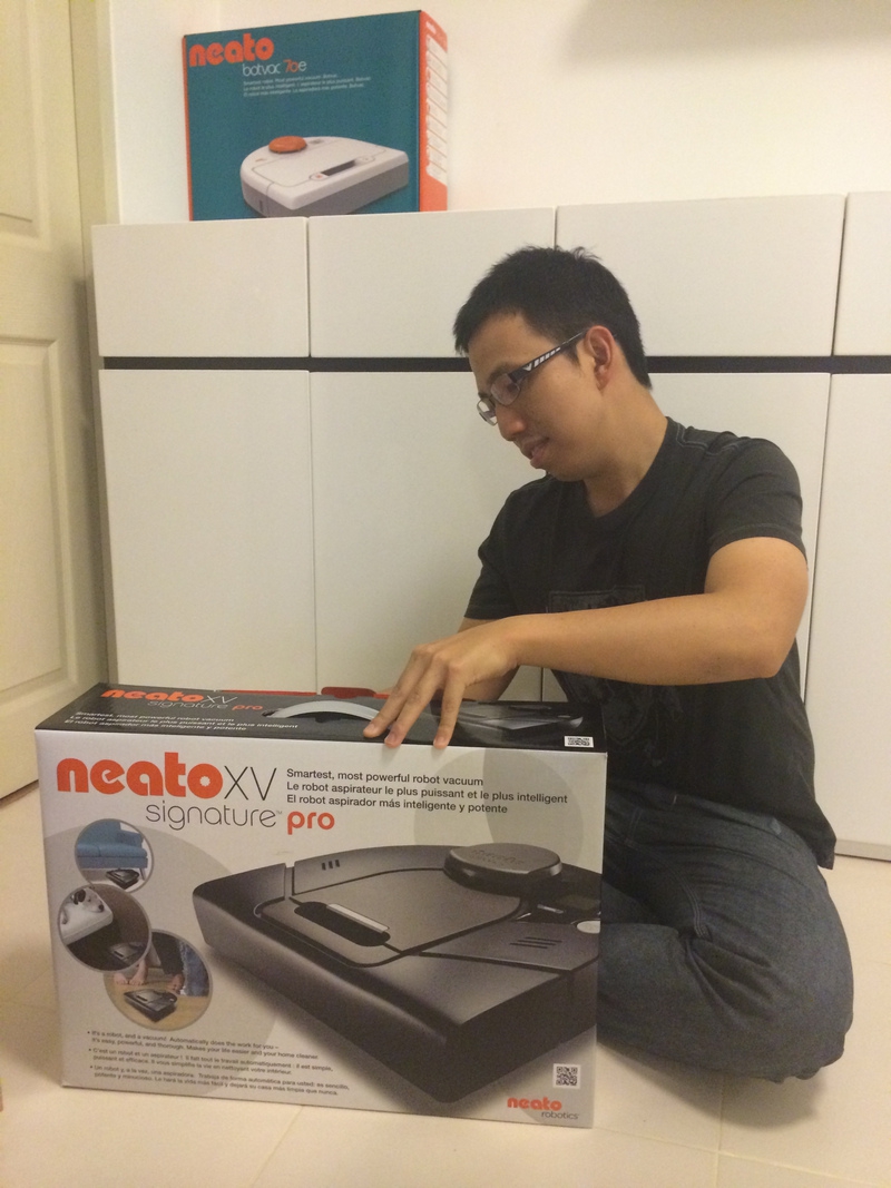 neato-xv-signature-pro-box-unpacking1