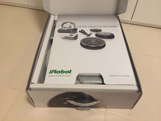 iRobot Roomba 880 Box Unpacking 1