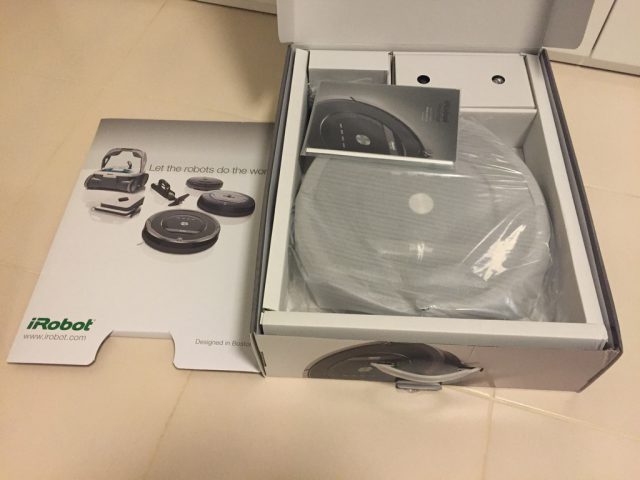 iRobot Roomba 880 Box Unpacking 2