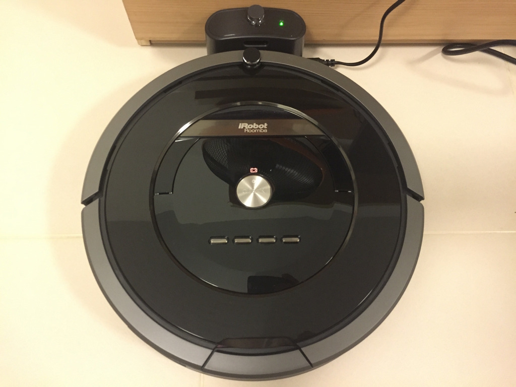 iRobot Roomba 880 Charging at Home Base