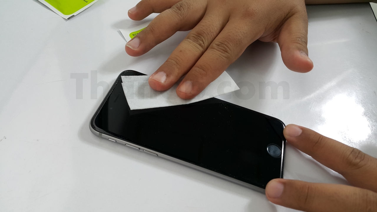 commy-screen-guard-tempered-glass-installation2