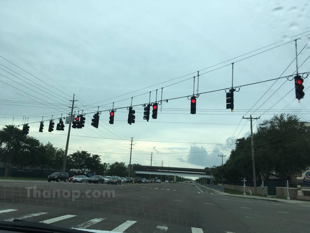 driving-in-usa-traffic-light