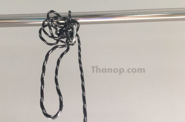 ติดตั้งเชือกนิรภัย (Safety Rope) ของ หุ่นยนต์เช็ดกระจก GlassBot W110S กับ อุปกรณ์หรือสิ่งของที่ติดอยู่กับที่ อาทิ ราวตากผ้า ราวบันได ฯลฯ