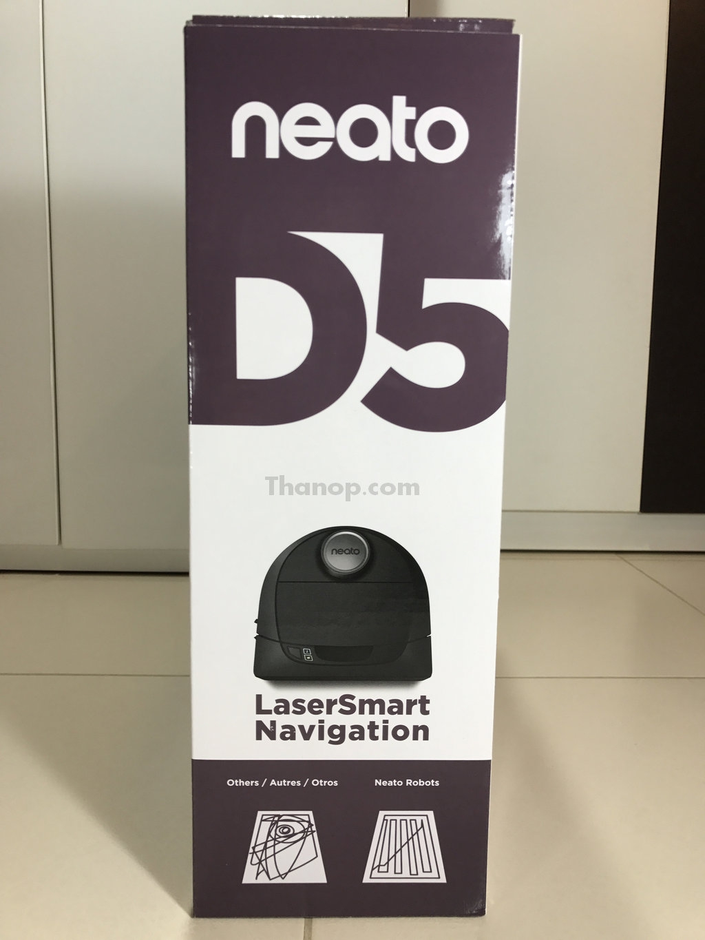 Neato Botvac D5 Connected Box Right