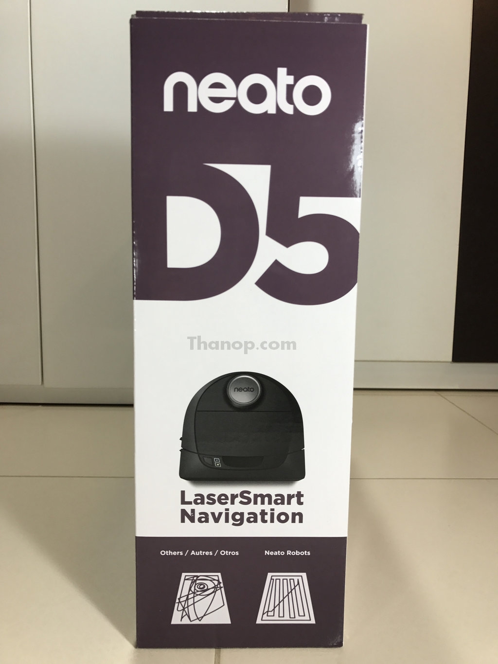 neato-botvac-d5-connected-box-right