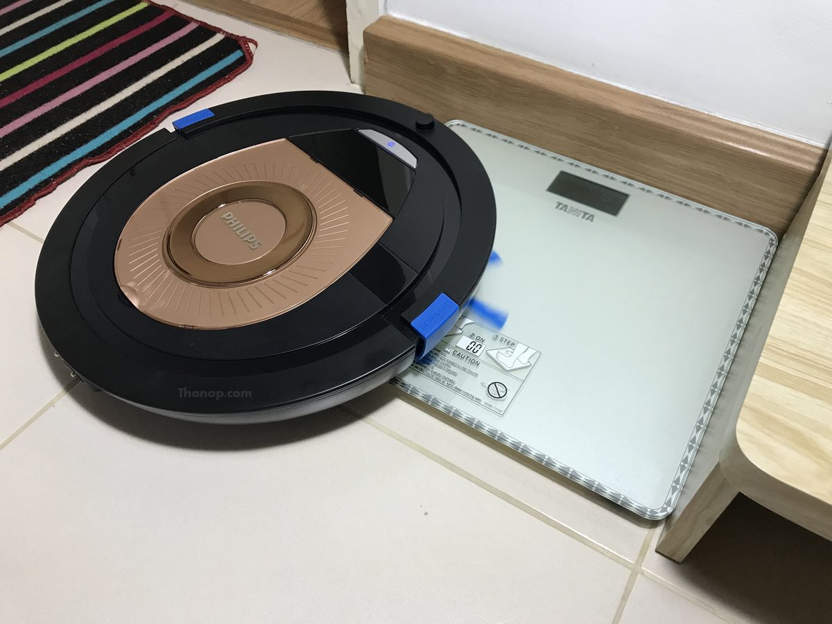 philips-smartpro-compact-fc8776-working-on-weight-scale