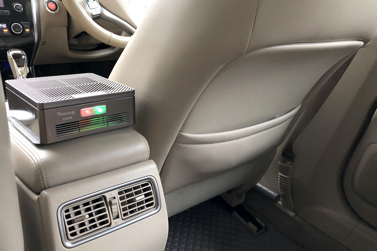 mitsuta-car-air-purifier-mca150-working-on-car-console-center-nissan-teana