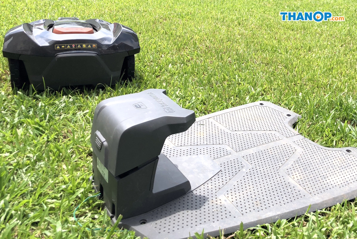 robot-lawn-mower-and-charge-base