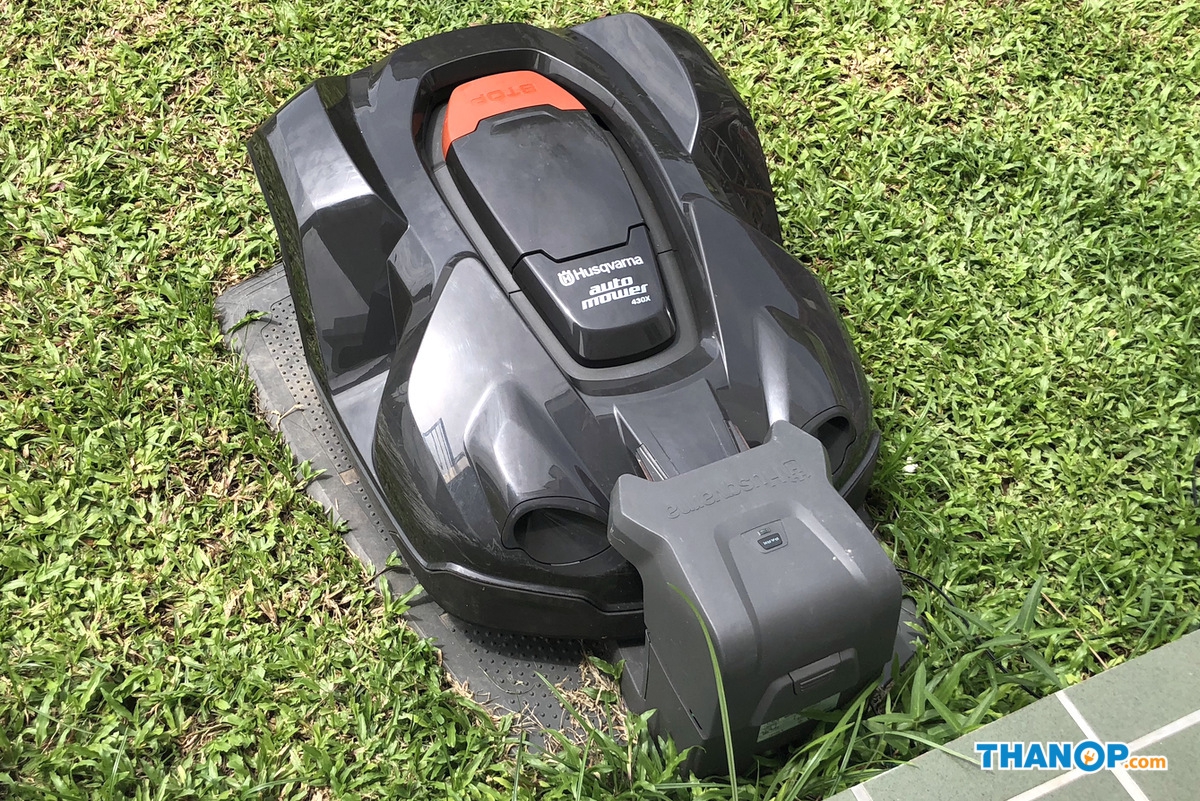 robot-lawn-mower-charging