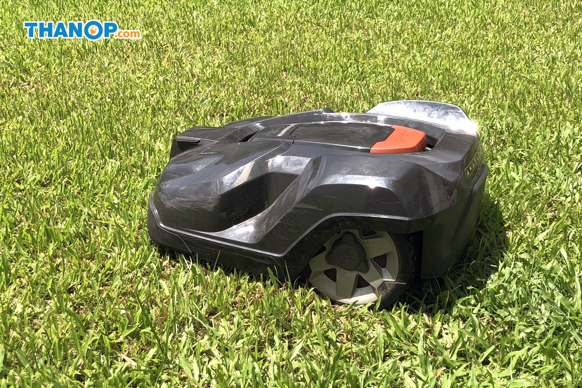 robot-lawn-mower-side