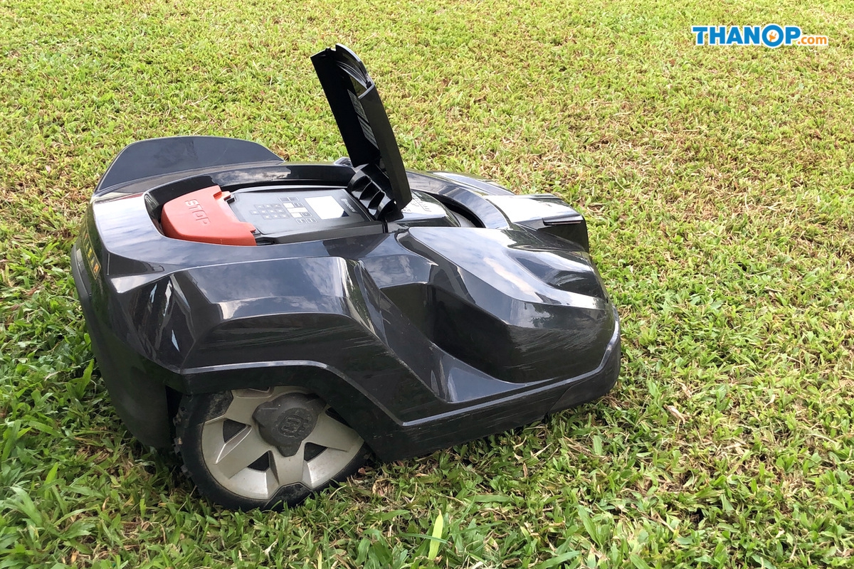 robot-lawn-mower-top-cover-opened-side