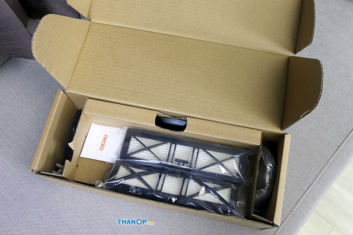 neato-botvac-d7-connected-accessory-box-opened