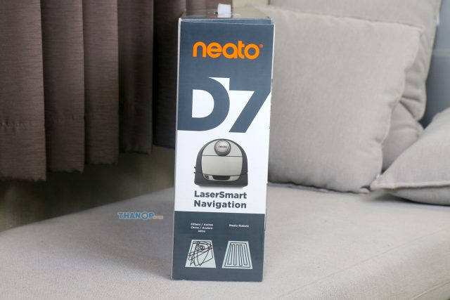 Neato Botvac D7 Connected Box Right