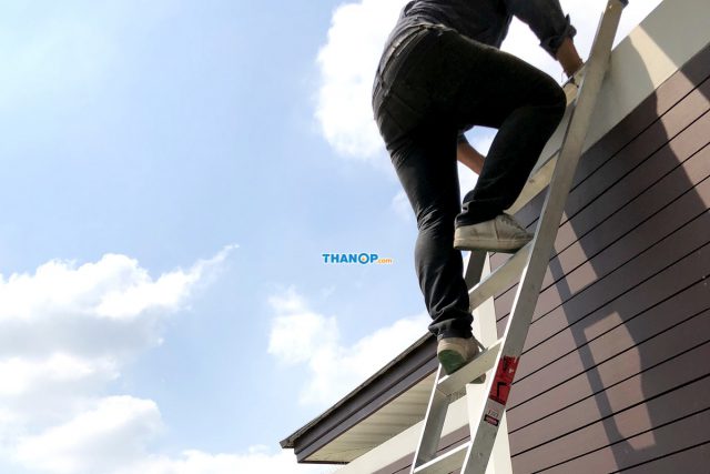 SCG Active AIRflow™ System Technician Climbing Ladder to the Roof