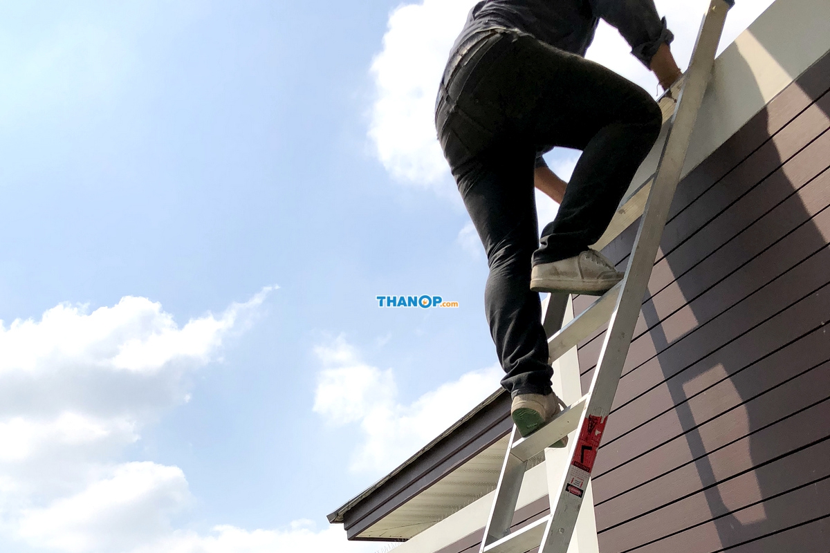 scg-active-airflow-system-technician-climbing-ladder-to-the-roof