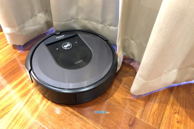 iRobot Roomba i7 Plus Working with Curtain