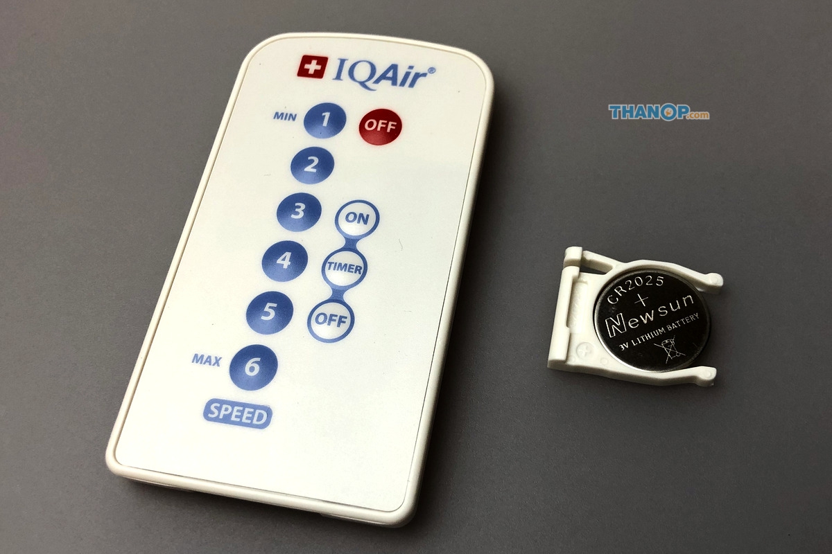 iqair-healthpro-250-remote-control-and-battery