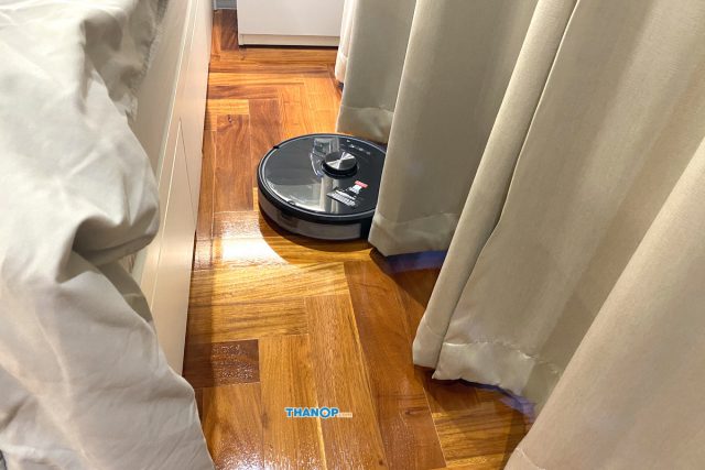 Xiaomi Roborock S6 MaxV Working among Pleated Curtain