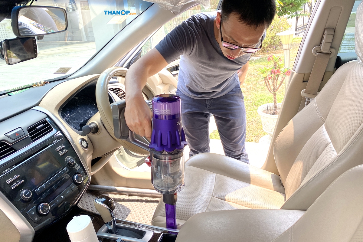 Dyson Digital Slim Cleaning Car Seat