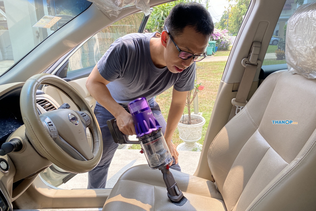 dyson-digital-slim-cleaning-car-seat