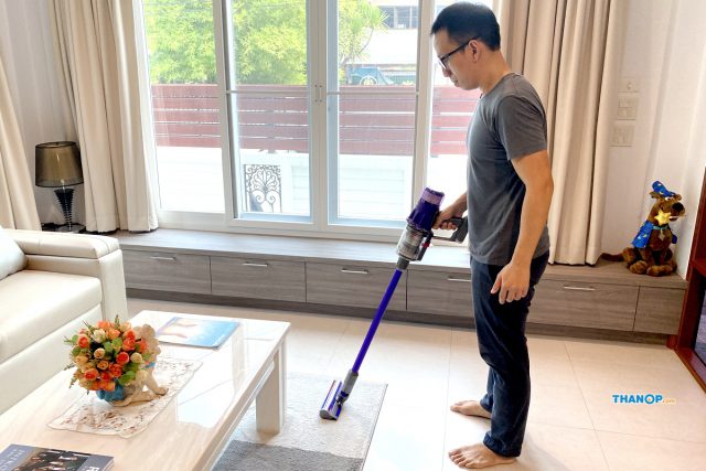 Dyson Digital Slim Cleaning Carpet