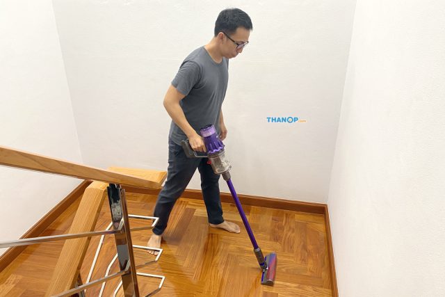 Dyson Digital Slim Cleaning Parquet Floor