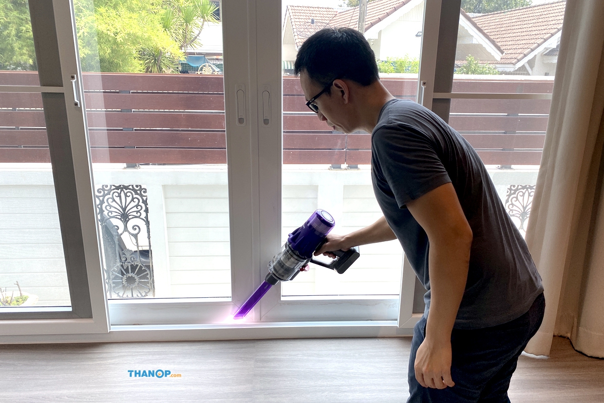 dyson-digital-slim-cleaning-window-groove