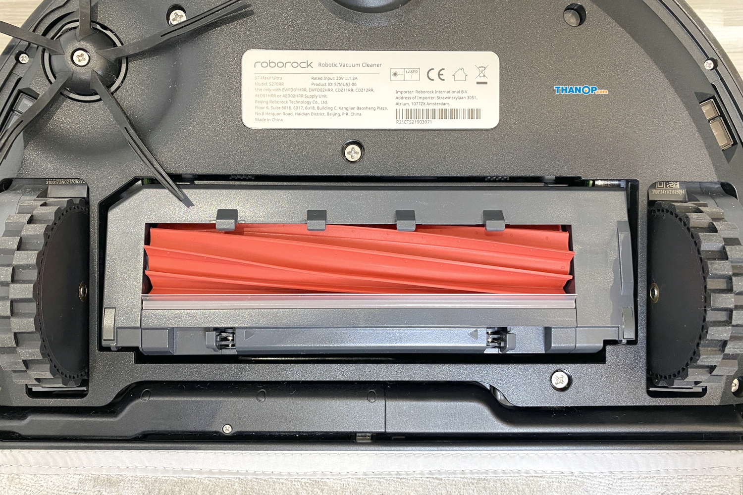 roborock-s7-maxv-ultra-main-wheel-and-main-brush-installed