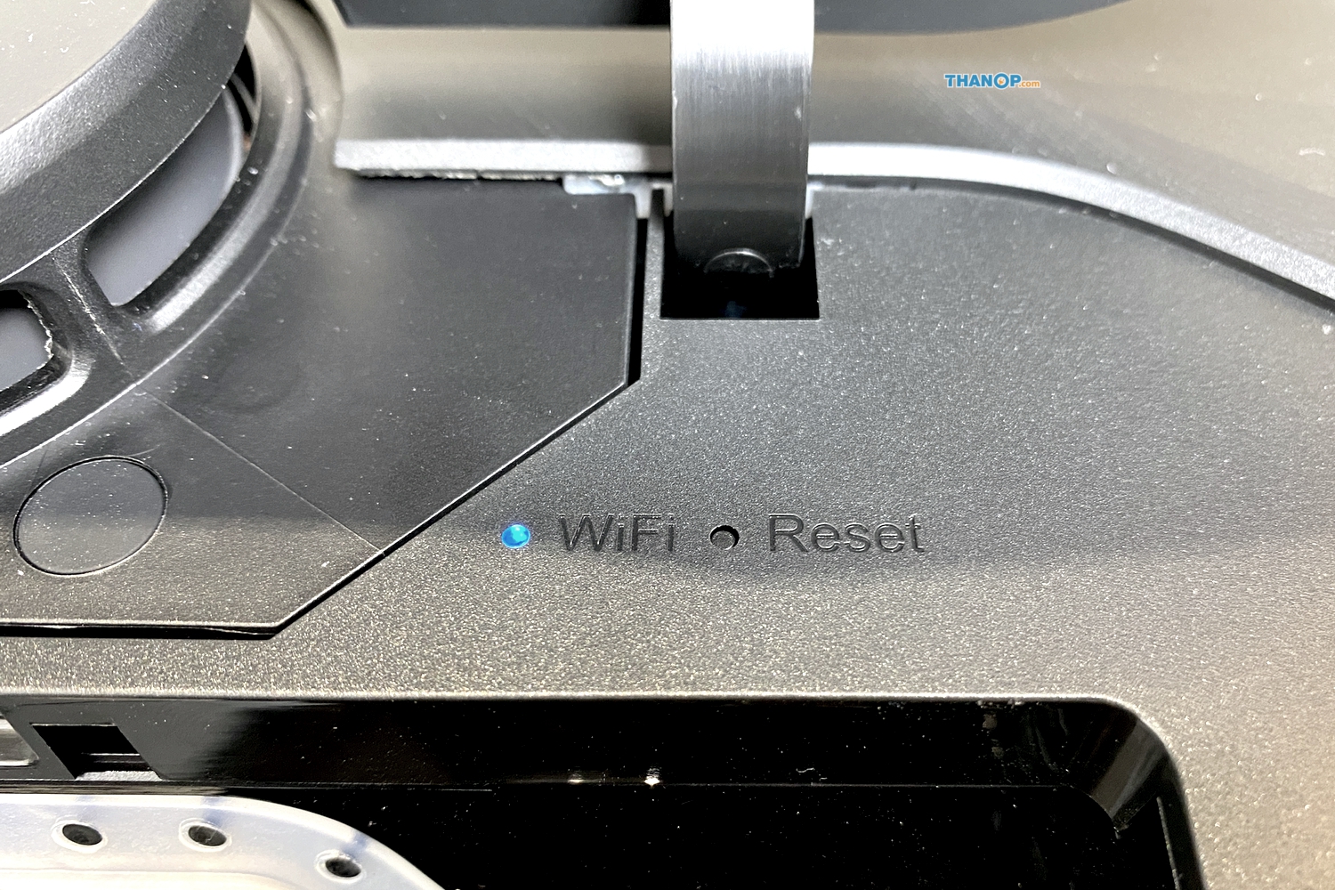 roborock-s7-maxv-ultra-wifi-indicator-and-reset-button